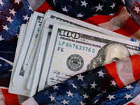 Investors Preferring U.S. Dollar Over Gold Amid Trade Wars