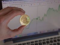 Bearish Traders Target Bitcoin ETF During Crypto's Fall
