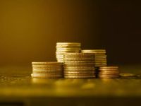 Gold Steady as Market Wobbles in May