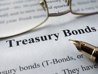 Seek a Middle Ground on Treasury Bonds