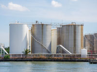 As Oil Prices Fall, Midstream Shows Defensiveness